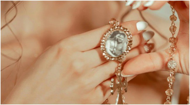 Personalized Keepsakes: Thoughtful, Custom Gifts